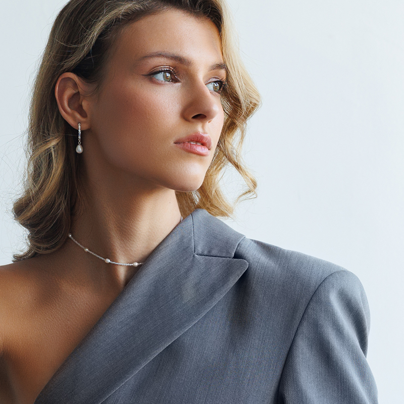 Perlų ir cirkonių vėrinys su sidabru