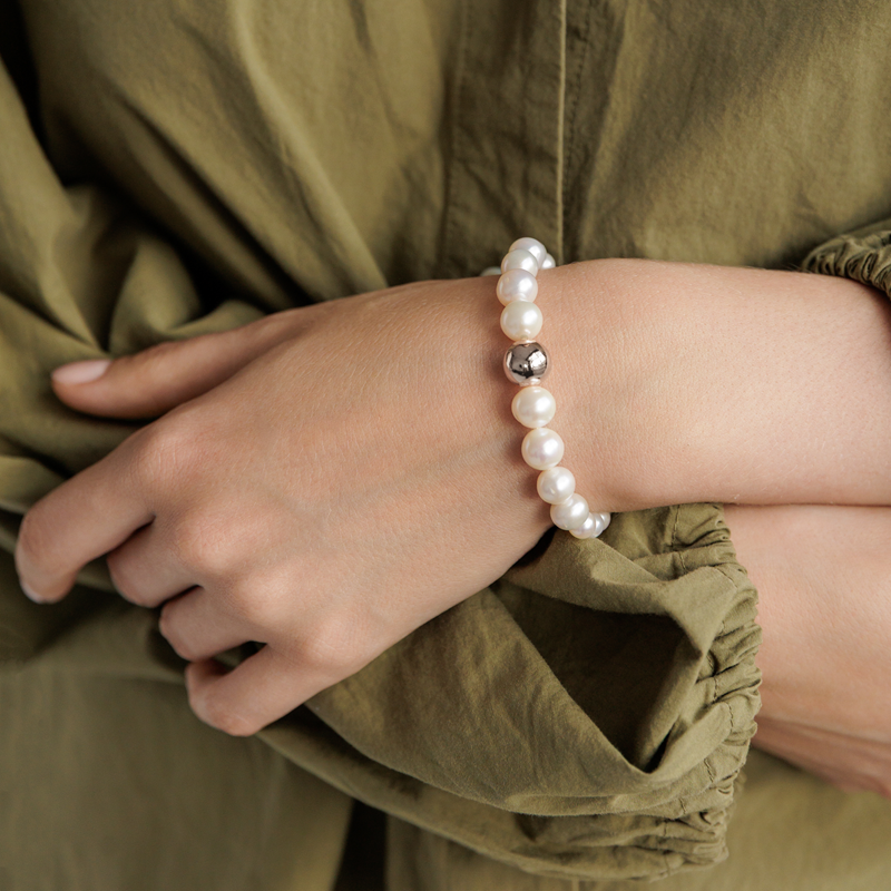 Perlų apyrankė su sidabru