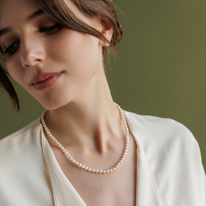 Perlų vėrinys su auksu