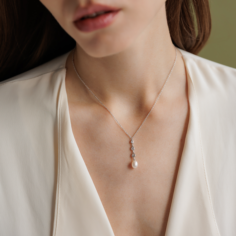 Sidabrinė grandinėlė su perlu ir cirkoniais