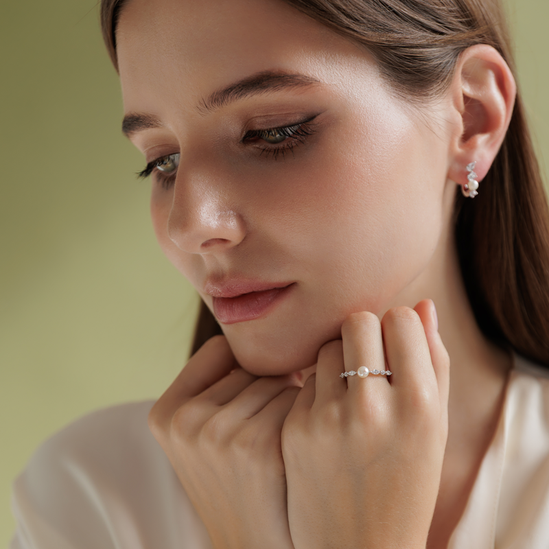 Sidabrinis žiedas su perlu ir cirkoniais