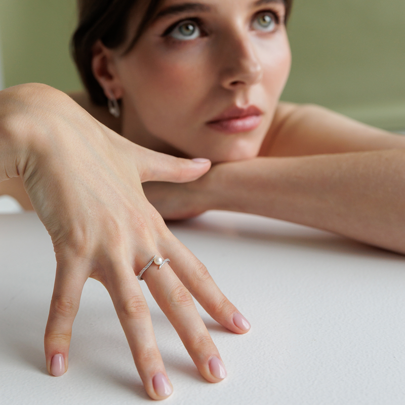 Sidabrinis žiedas su perlu ir cirkoniais