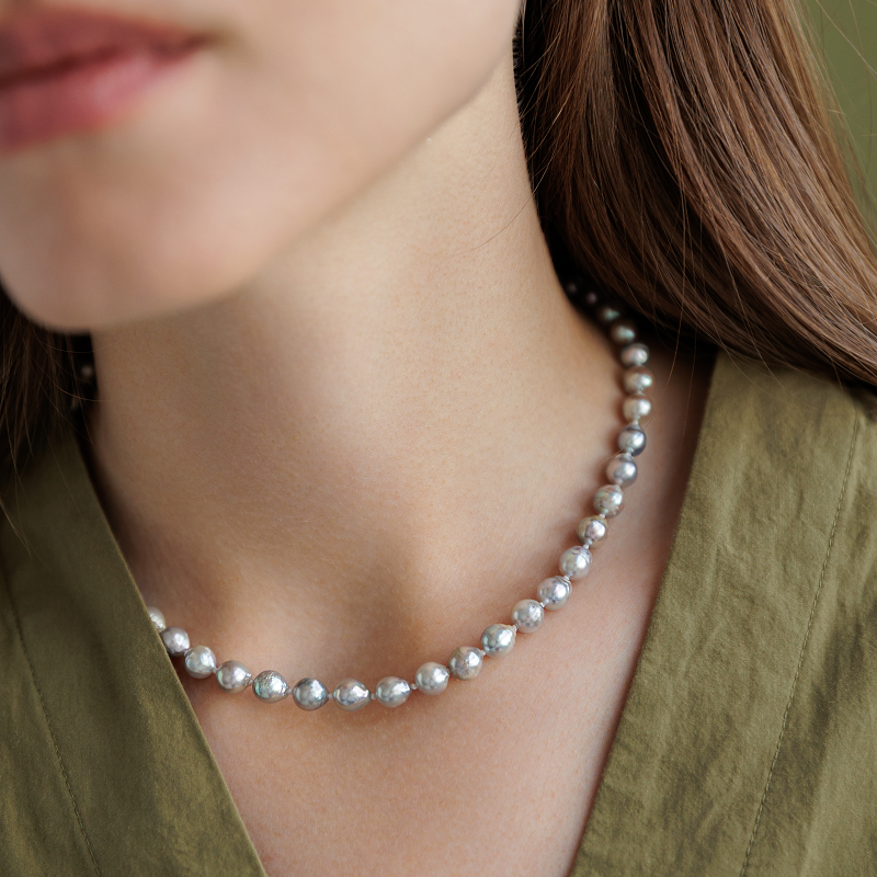 Perlų vėrinys su auksu