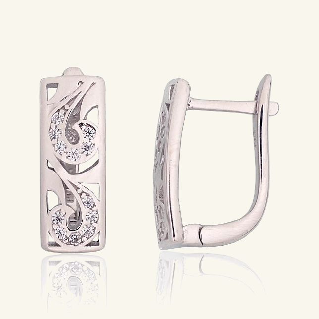 Sidabriniai ažūriniai auskarai su lašo formos cirkonių ornamentais