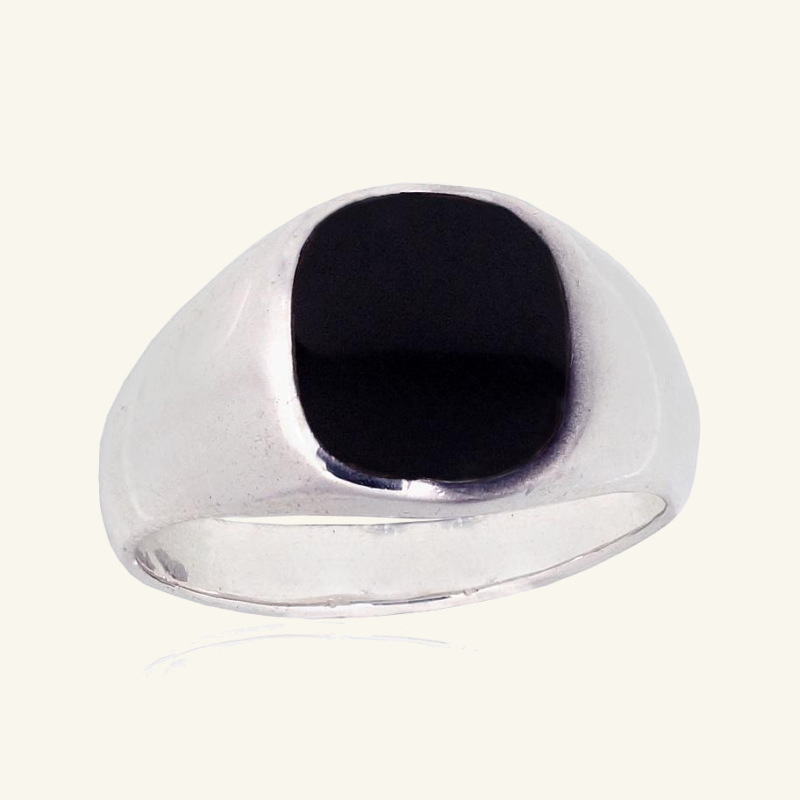 Sidabrinis žiedas su užapvalintu oniksu ir lygiais šonais