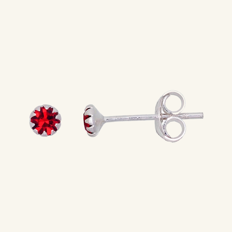 Sidabriniai auskarai vinukai su raudonais cirkoniais, 3 mm